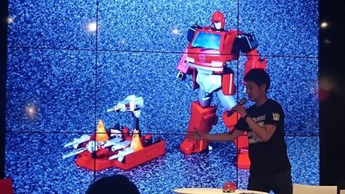 New pictures of MP27 Ironhide.Takara designer 西本尚央 (Hisao Nishimoto) held a conference at Transforme