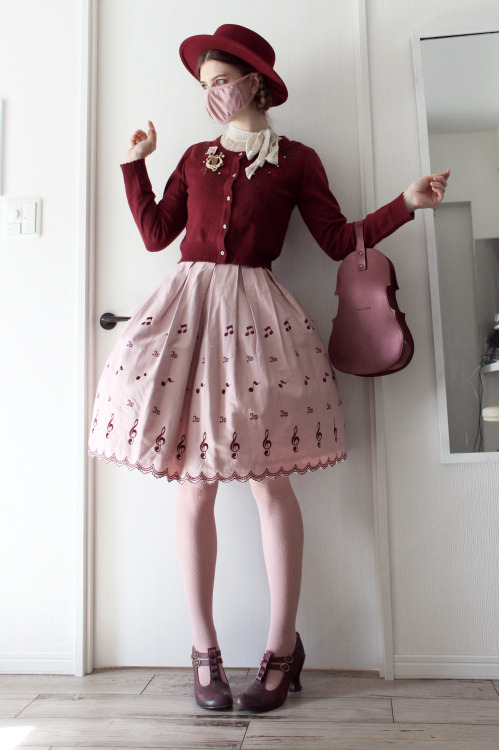 Sometimes, I still wear casual classic lolita. After all, that’s still about 50% of my wardrob