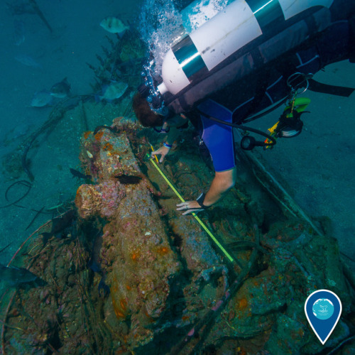 noaasanctuaries: How are you starting your work week?  Here, Monitor National Marine Sanctuary diver and archaeologist takes measurements on a small engine at an unknown shipwreck. Measurements like this one help accurately scale models of these shipwreck