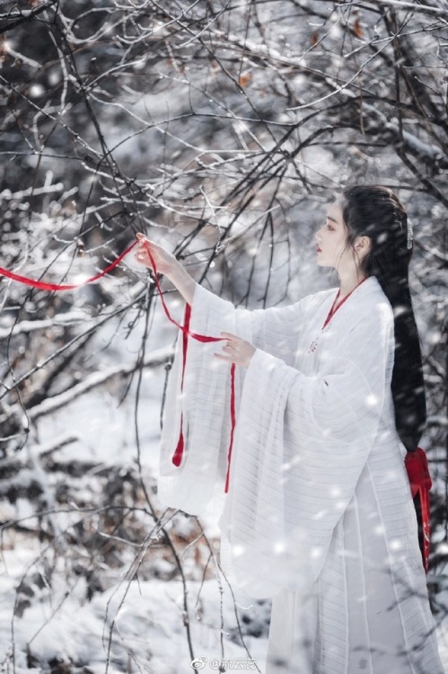 ziseviolet:yansanniang:『雪女』永和八年，我依旧记得长安那场大雪。人世一片，苍苍茫茫。她自雪中来，红伞霜蓬，云裳黑发。她说十年前的一曲离别，自有大雪相送。她说结一世姻缘，只为等一