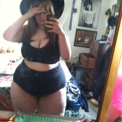 chubbycartwheels:  pussybow:  going to the pool #byeeee  Babe,