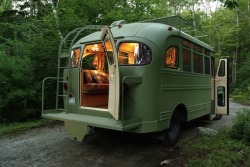 sirswhiskeyprincess:  lilipanduhhh:trill-ass-g:  School Buses turned homes. Love this so much i want one.  kerplaah   Baby. 