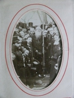 Difference Between Professional Mourners and Mutes. Funeral mute was to stand around at funerals with a sad, pathetic face.A symbolic protector of the deceased, the mute would usually stand near the door of the home or church. In Victorian times, mutes