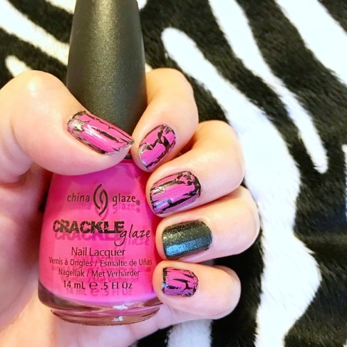 An after-Valentine #brokenhearted #ManiMonday with @chinaglazeofficial  #cracklenails  #ManicureMond