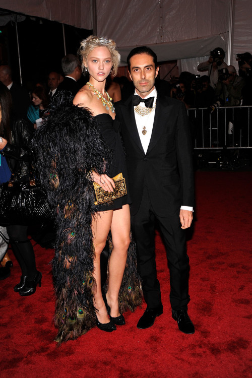 Sasha Pivovarova in Giambattista Valli with the designer, 2009 MET Gala