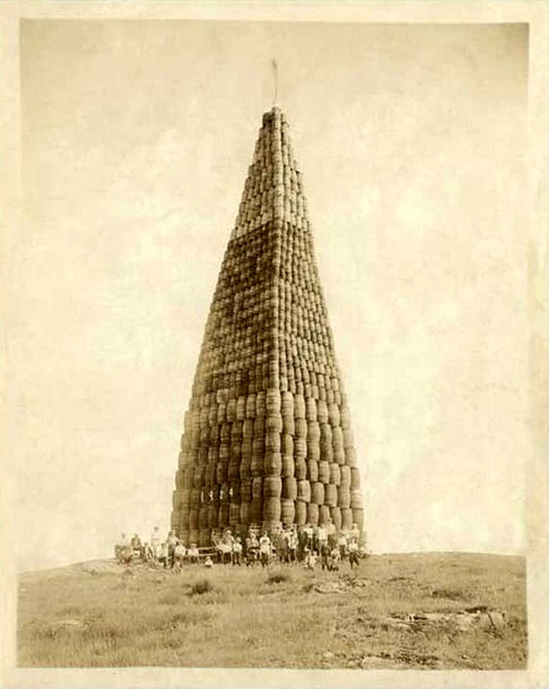 Pyramide de tonneaux d’alcool de contrebande pendant la prohibition, 1924.