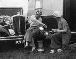 fashion1930s:  Two fashionable ladies having some tea outside. the-flawless-moon:  England, 1931 [Hulton Archive/Getty Images]  