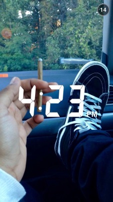 urnasty:  juug-papi:  Smoke a blunt with