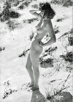 ye-olde-porne-shoppe:  Nudist in the dunes