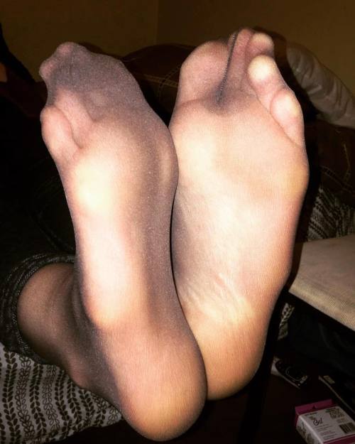 #nylonfeet #sheernylons #blacknylons #stockingsfetish #pillowysoles #myfeetownyou #sexycurves #bigfe