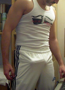 camodude:  hotnaked8:  freeballing boner  http://www.camodude.tumblr.com