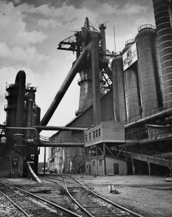 n-architektur:  Blast furnace of Republic Steel Corporation Photographed by Ackerman, C. W. 1940 