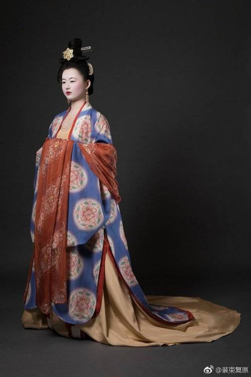 oliverhaze:The restoration of traditional Chinese clothing/Hanfu in theTang Dynasty, from裝束復原團隊（中國裝束