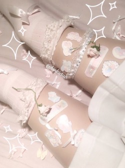 fairyyfawn:decorated thighs are the answer