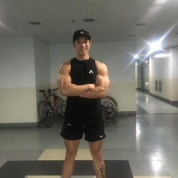 shreddedobsession:Thick and ripped Jeon Seong