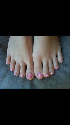 koreanfeetmodel:  All about toes!!! One of them are mine and the rest are my friends toes lol enjoy!!!