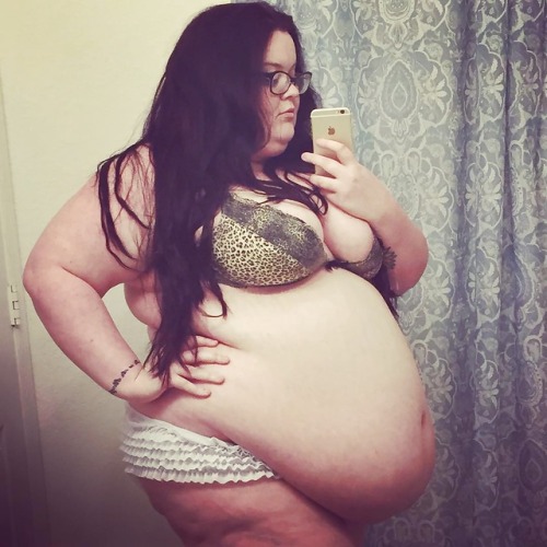 largebellyssbbwfeedee: Wanna fuck a ssbbw hottie? - CLICK HERE!