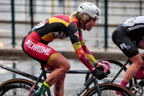 davewellbeloved: Ditto (via The Fixed Gear World: Kelli Samuelson and her “Pink” Cinelli Vigorosa)