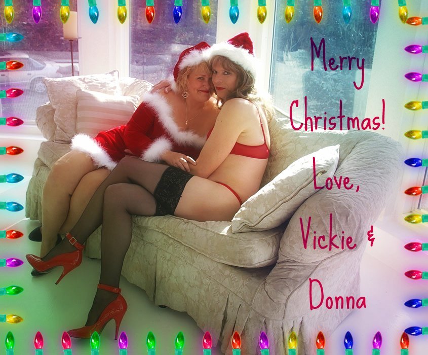 missdonnaqueen:  Merry Christmas from Donna &amp; Vickie! 