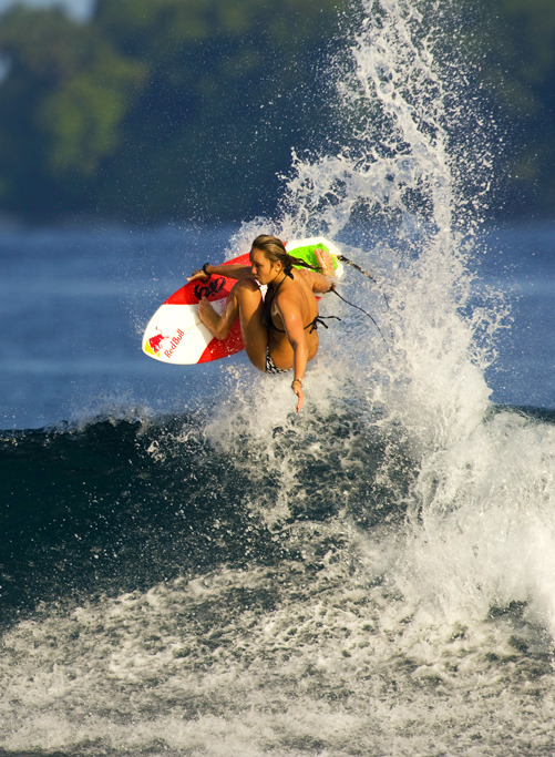 highenoughtoseethesea:  Carissa Moore, now with Hurley ph Jason Kenworthy 