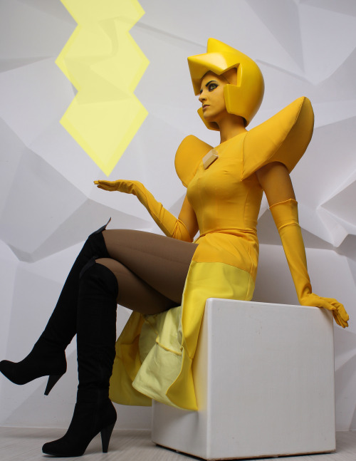 nightsgirl666:  My Yellow Diamond cosplay.http://nightsgirl666.deviantart.com/gallery/59333329/Yellow-Diamond-Cosplay 