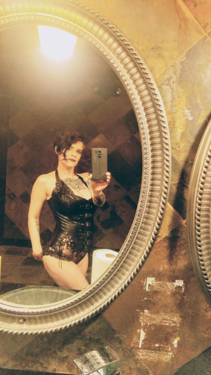 austintxsugarswingersclub:  atticafaye:  Behind the scenes Friends club photo shoot  Attica faye  http://profiles.myfreecams.com/Atticafay