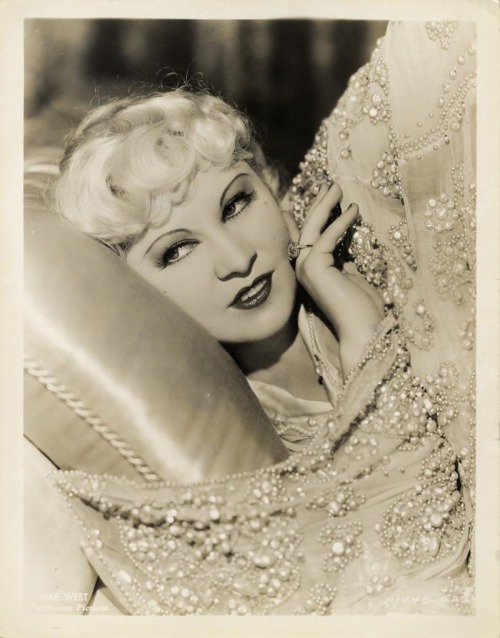 On this day in 1893, a screen legend was born. Paying respect to the one and only Miss Mae West! (b.