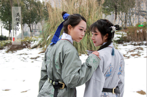 Traditional Chinese hanfu by 流烟昔泠.