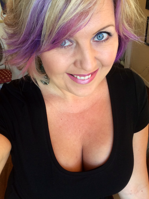 rockthemcurves - Fresh purple in my hair and a little cleavage...