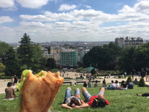 Sacre Coeur et Montmartre Guess who’s back in Paris? This girl!! Last year on my flight home 