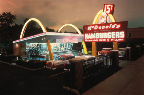 3liumunati:McDonald’s in the late 1960sit looks like its from the future 