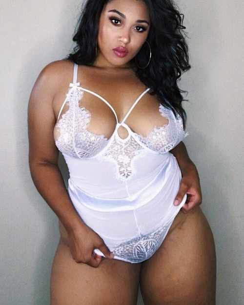extra-curves:  Curvy babes in your area are