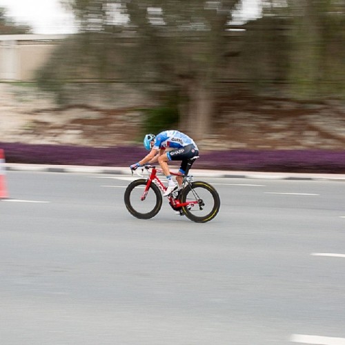 laicepssieinna:  @rideargyle’s Ryder Hesjdal on course during the Duabi Tour ITT, Eddy Merckx style: