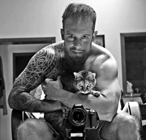 Bacon was curious about the camera , so she jumped on my lap and wanted to attack the Canon …. good thing i stopped her :-) oh , excuse the face & hair , i was awake for 10 minutes  :-) have a great week end ! :-*