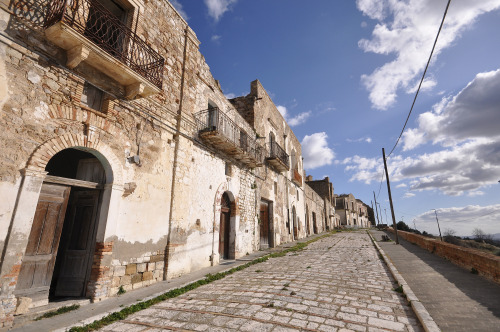 byronofrochdale:italian-landscapes:Craco (Ghost Town), Basilicata, ItalyGoogle MapsI must confess I’