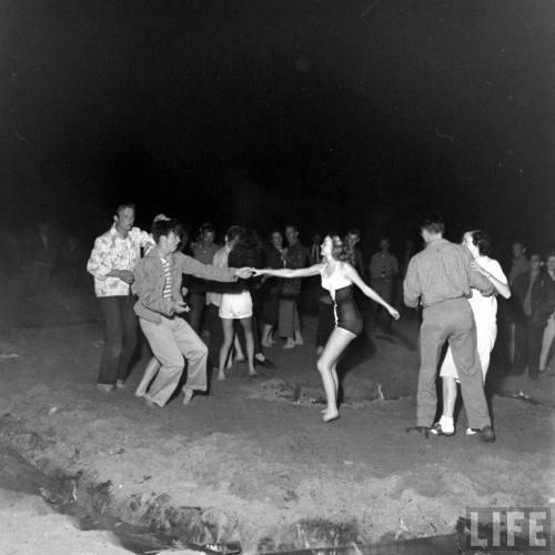 Beach party(Peter Stackpole. 1947)
