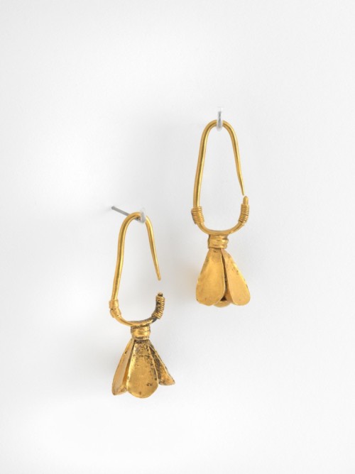 ancientjewels - Gold Assyrian earrings with lotus buds, 9th-7th...