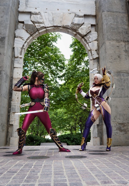 bellechere:  Taki VS Ivy - Battle One - FIGHT!Miss Sinister Cosplay as Taki, myself (BelleChere) as Ivy Valentine.  It was hot as balls (which is 94F, FYI) that day in Atlanta, but I’m so glad we did this photoshoot! I always get hit with the giggles