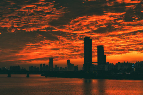 rjkoehler:Last night’s fiery sunset over Seoul, seen from the Banpo Bridge. 