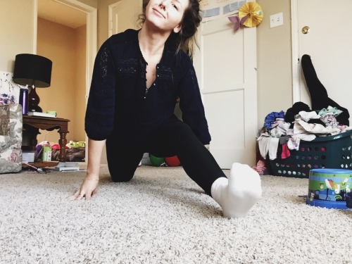 Yesterday&rsquo;s photo dump •we made macho nachos for dinner - YUM •tried the splits 