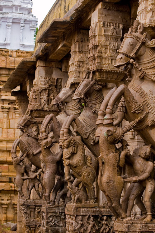 (via Srirangam Temple-Ayaramkaal Mandapam, a photo from Tamil Nadu, South | TrekEarth) Tiruchirappal