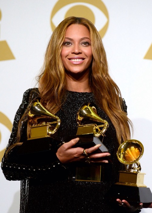 Beyoncé with her awards at the 2015 GRAMMY awards