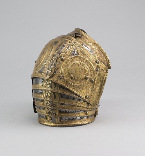 Milanese right pauldron, late 16th century.from The Art Institute of Chicago