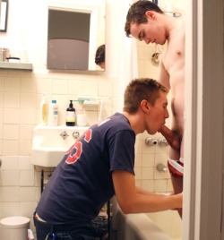 dadsoncircfun:  When you slip into the bathroom while your straight buddy is showering so you can suck him off…. Priceless! 