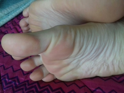feetachia: Although sweaty they feel extra soft ^_^