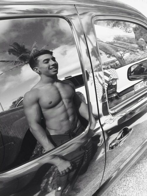 bbbgxoxo:  dem-kane-tho:  oahu braddah is damn finePart 1  I’d take you and your 2 friends lol what like action cuzz ;)!!!
