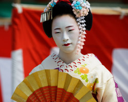 geisha-kai:  Maiko Ichiaya of Pontocho dancing