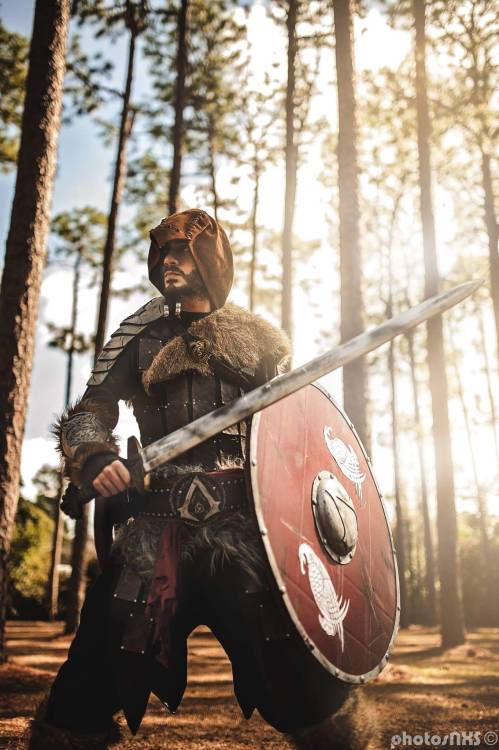 cosplayblog:  Hildolf Arnthor, Viking Assassin (original character) from Assassin’s Creed Universe   Cosplayer: Venomous Cosplay [TW | FB]  Photographer: photosNXS    