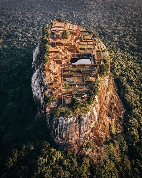 utwo:The rock fortress of Sigiriya is one of the most valuable historical monuments of Sri Lanka. On