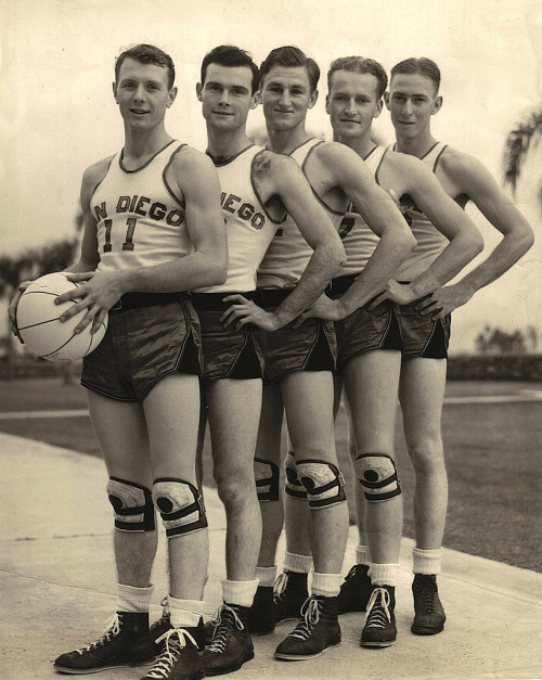  Members of the San Diego State University basketball team (1941) 